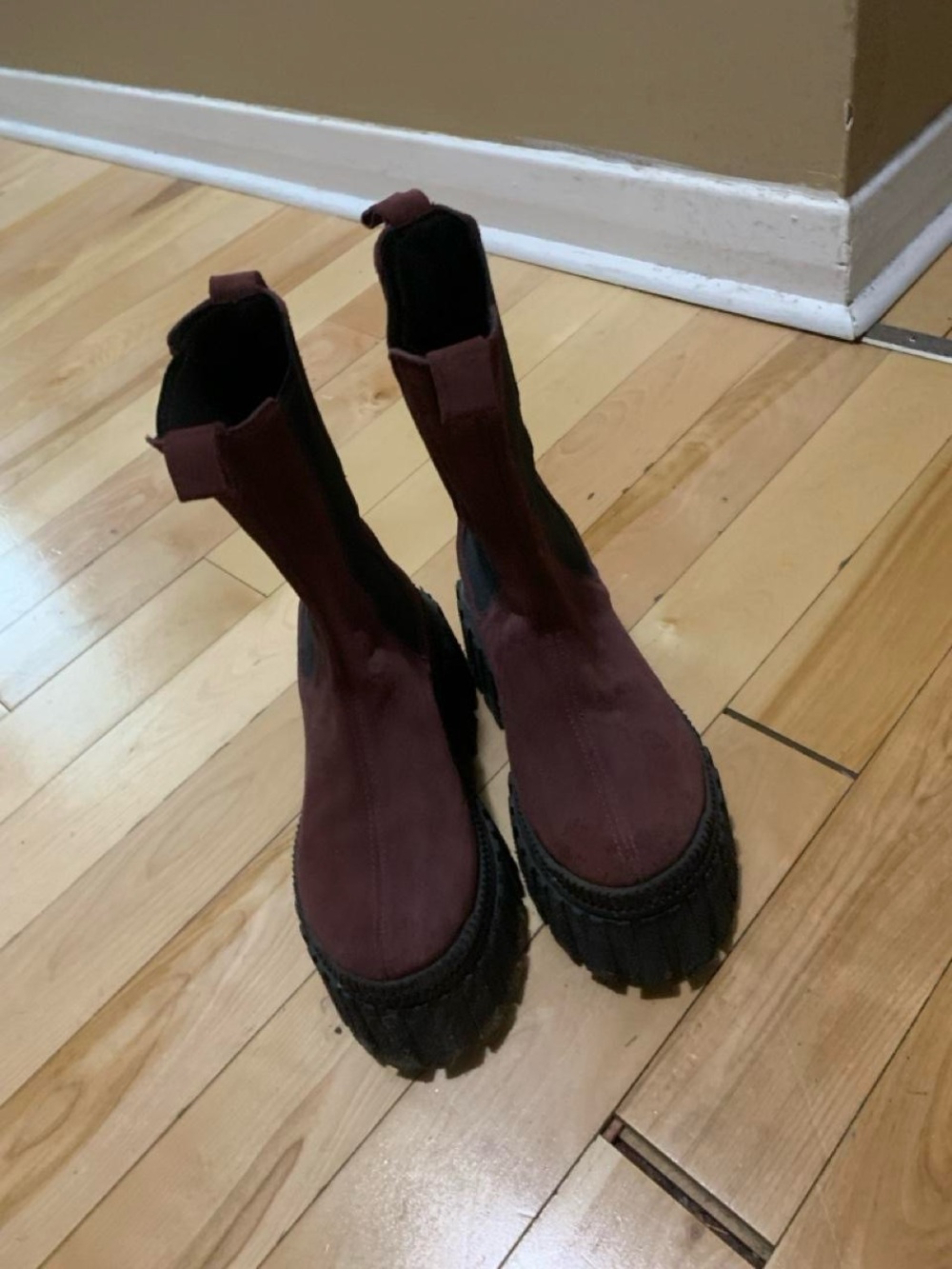 L'INTERVALLE Women's Burgundy Chelsea Ankle Boots with Chunky Black Sole